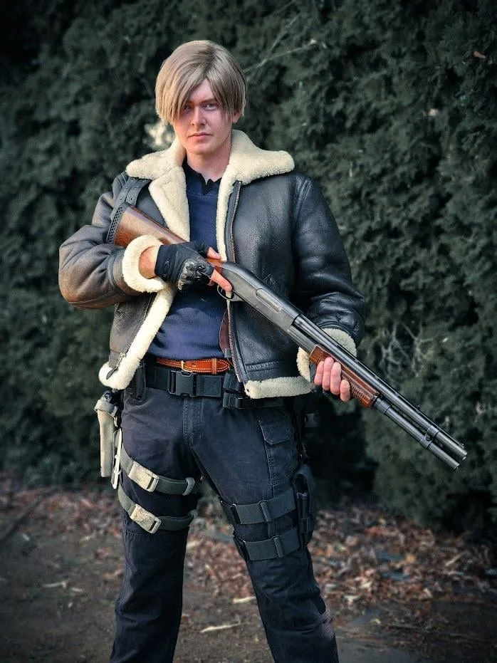 Leon Kennedy cosplay Resident Evil 4 reference