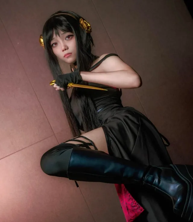 Yor Forger Thorn Princess cosplay reference